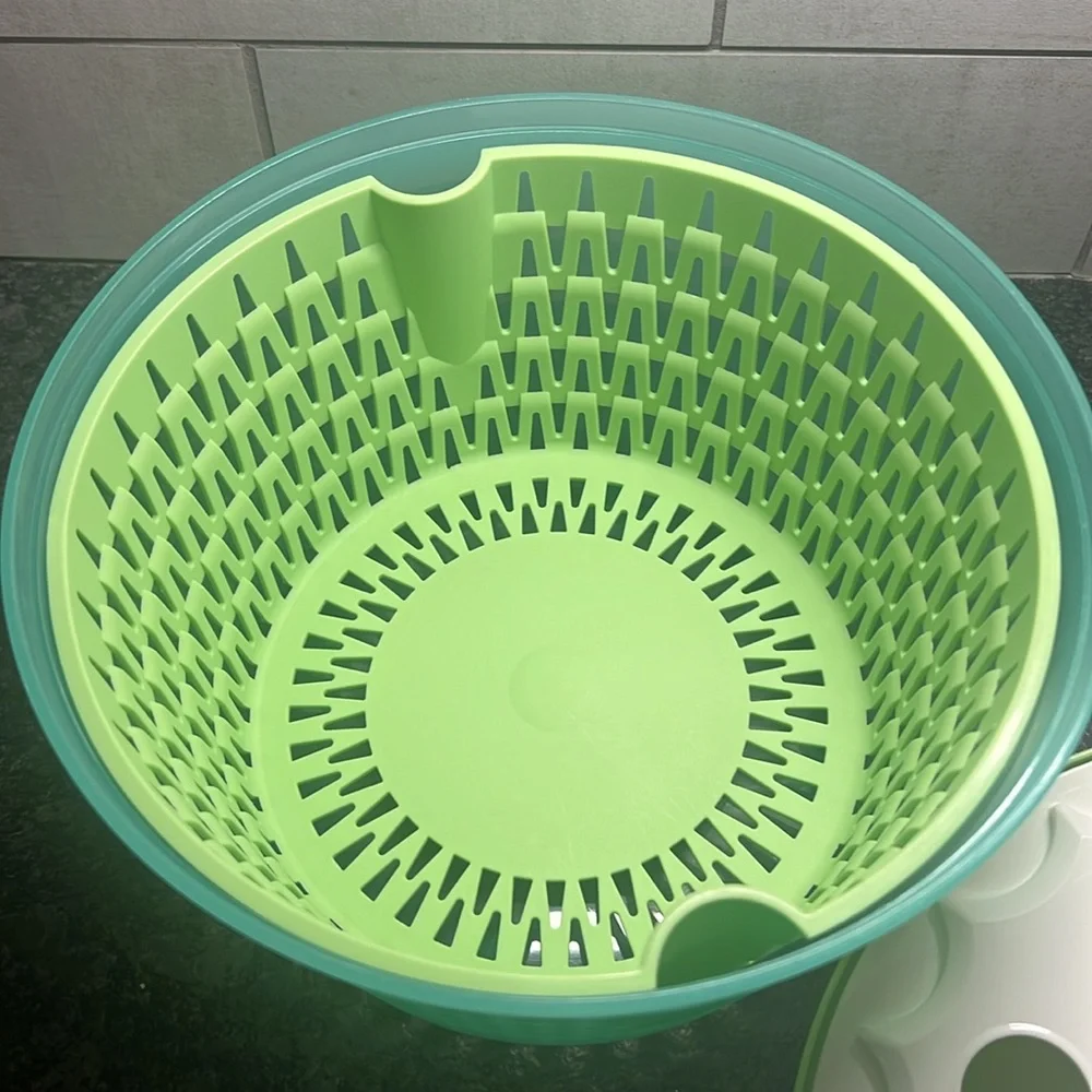 Tupperware salad spinner